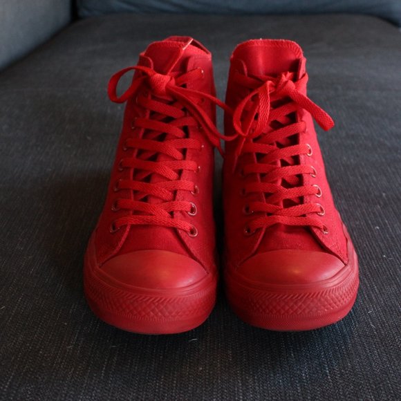 mono red converse